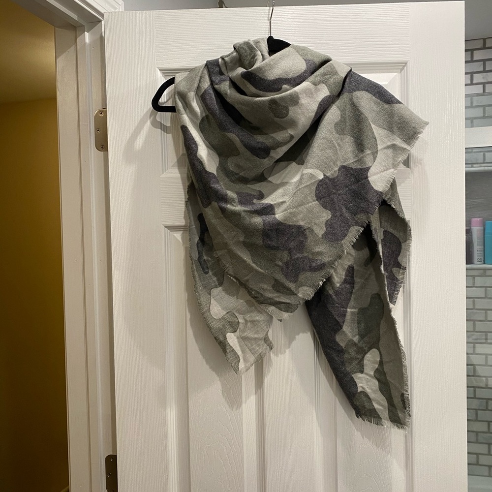 Express Camo blanket scarf